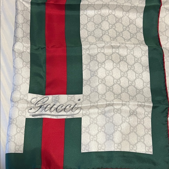 Gucci Signature Silk Scarf with Red and Green Accents - Picture 1 of 3
